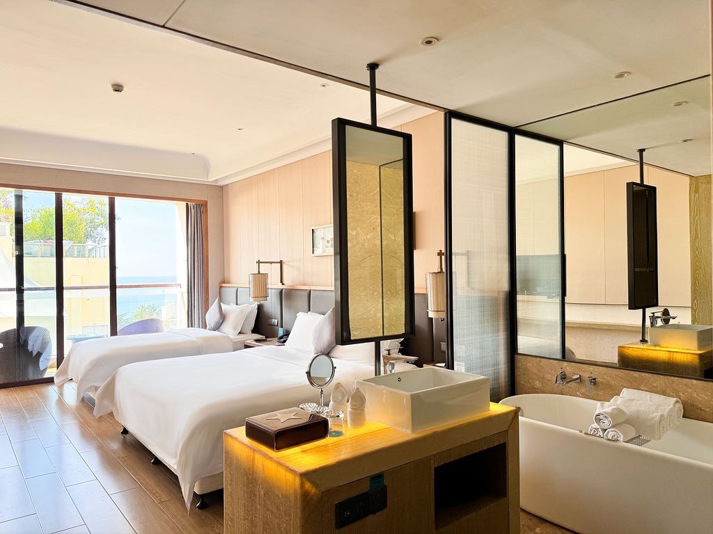 rooms-family-room-with-balcony