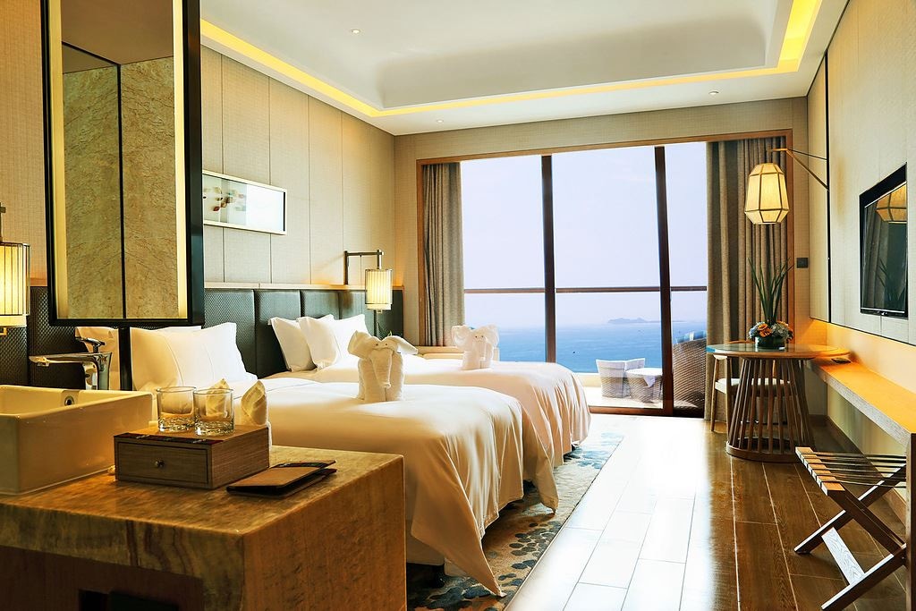 rooms-invincible-sea-view-room-king-bed