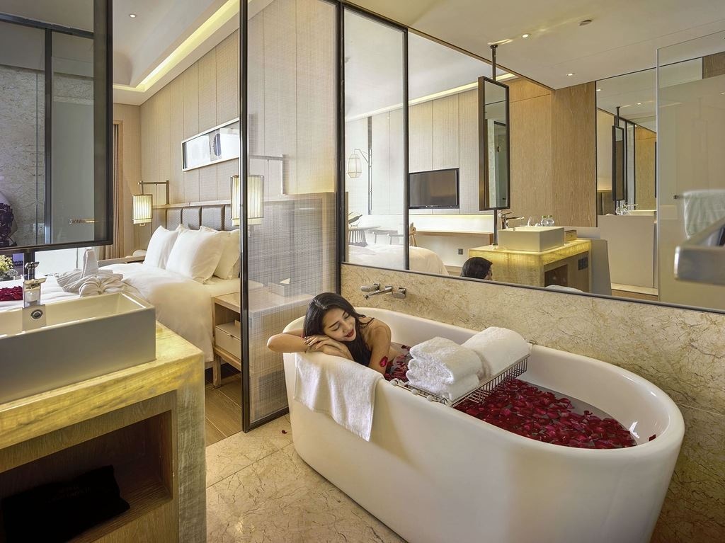 rooms-invincible-sea-view-room-king-bed