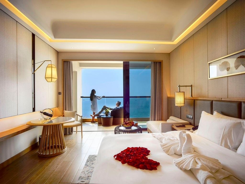 rooms-invincible-sea-view-room-king-bed