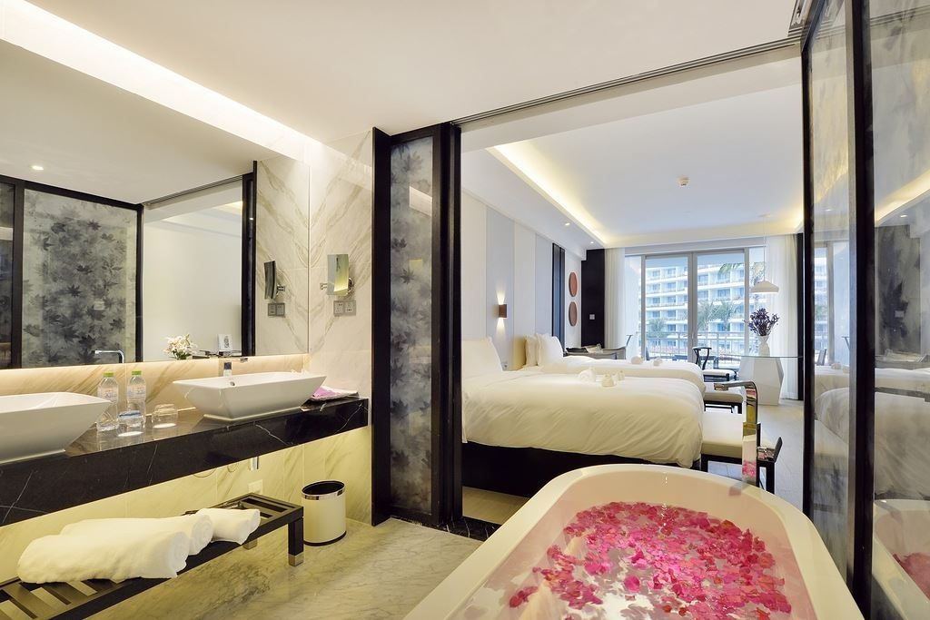 rooms-premier-pool-view-room