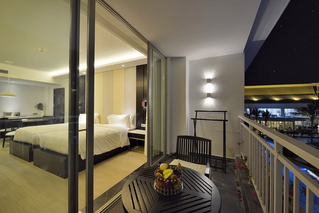 rooms-premier-pool-view-room