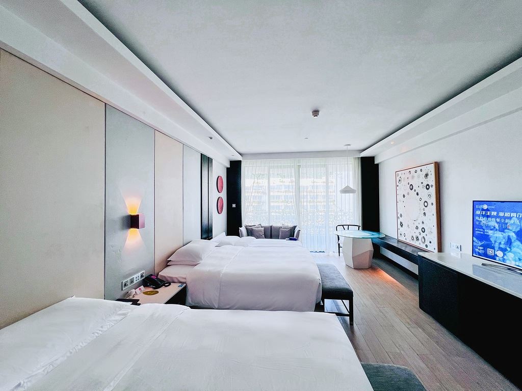 rooms-pool-view-family-room