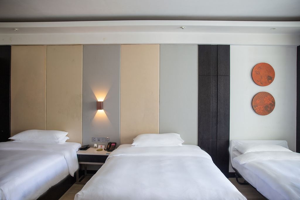 rooms-pool-view-family-room