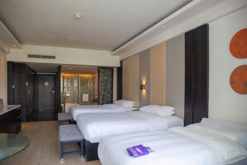 rooms-pool-view-family-room