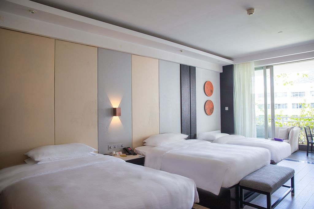 rooms-pool-view-family-room