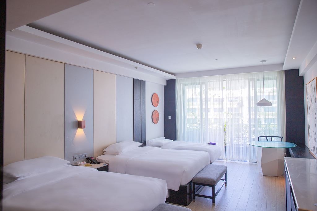 rooms-pool-view-family-room