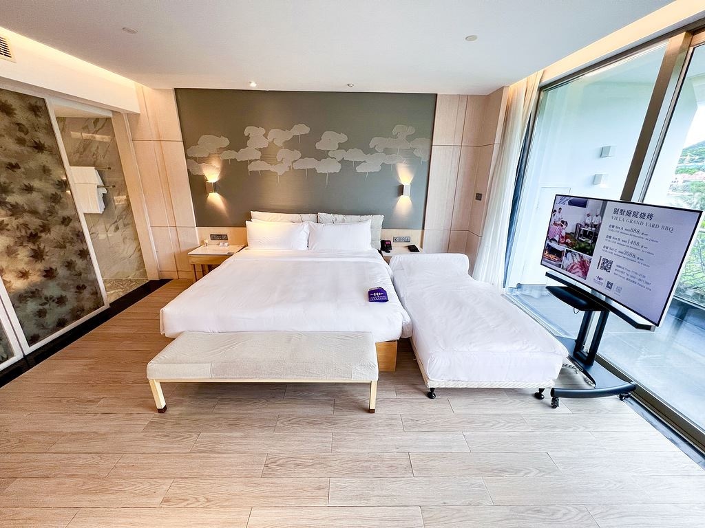 rooms-lake-view-family-room