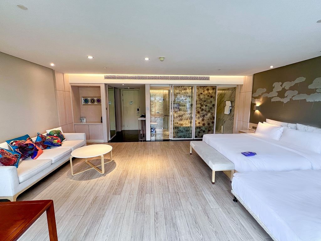 rooms-lake-view-family-room