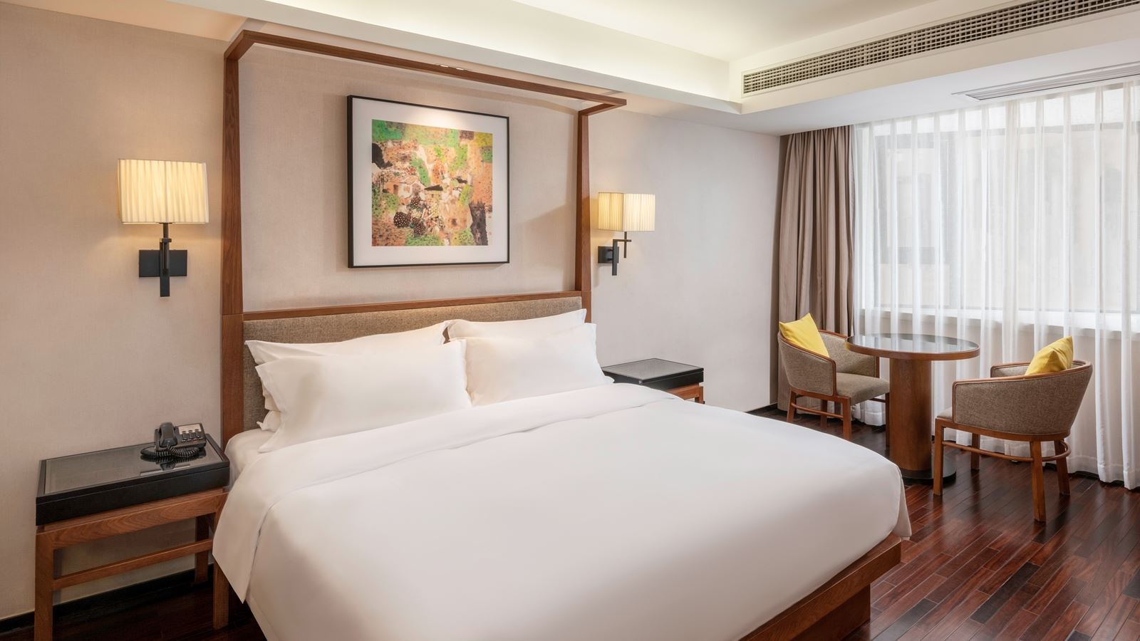 rooms-deluxe-king-bed-room