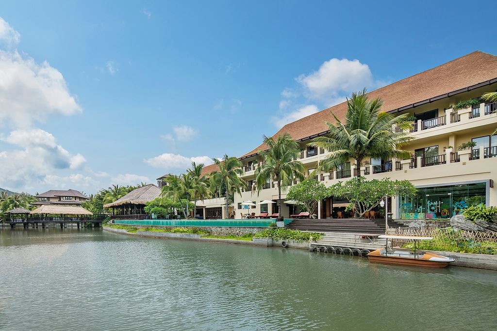 rooms-lake-view-room