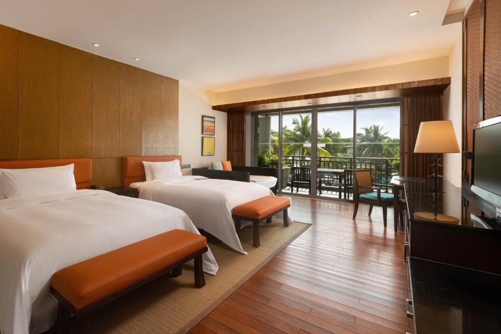 rooms-luxury-lagoon-pool-view-room