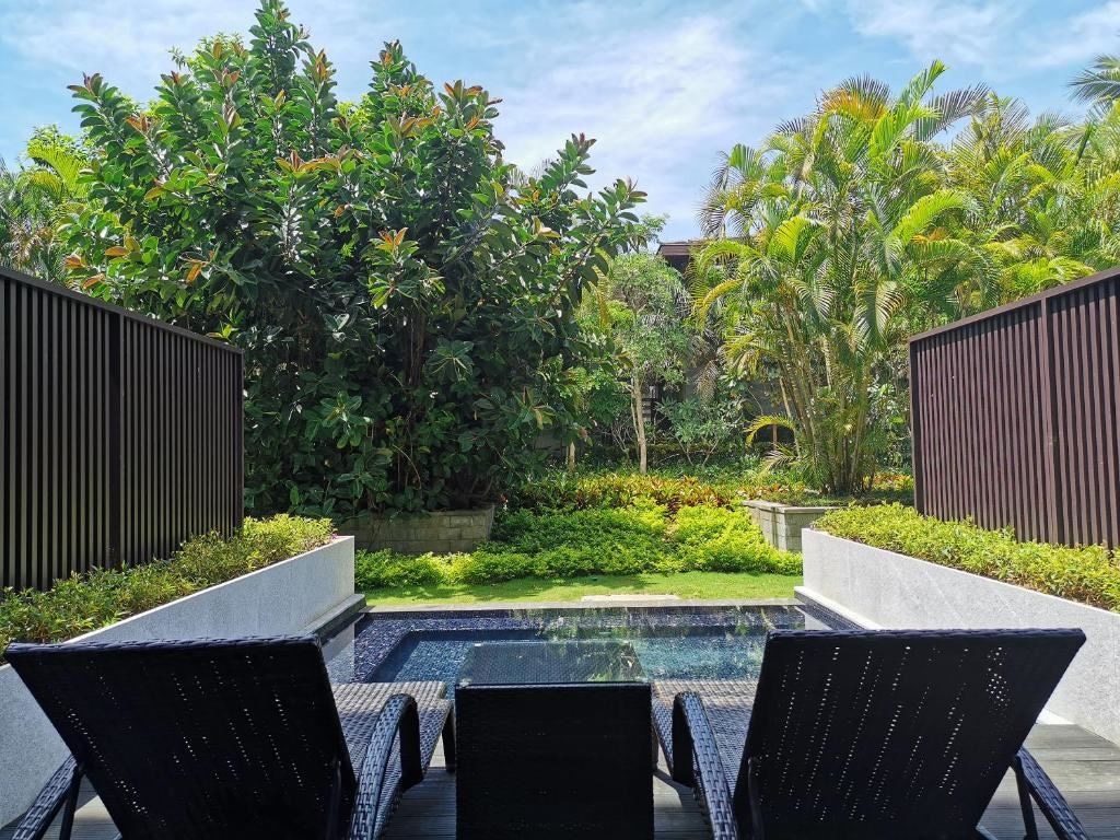 rooms-deluxe-garden-pool-room