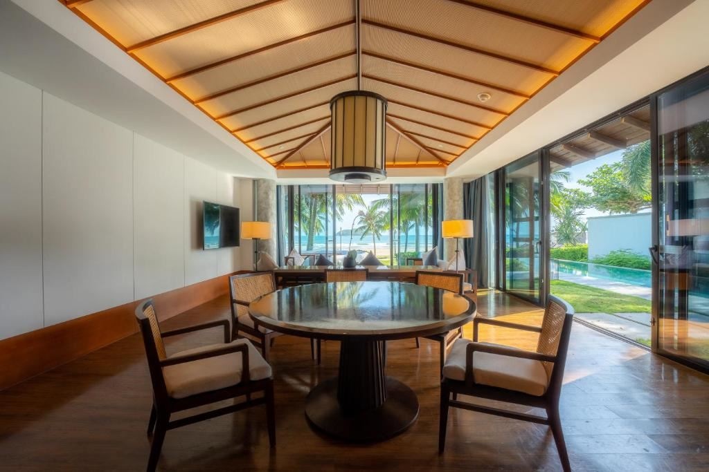 rooms-sea-front-two-bedroom-pool-villa