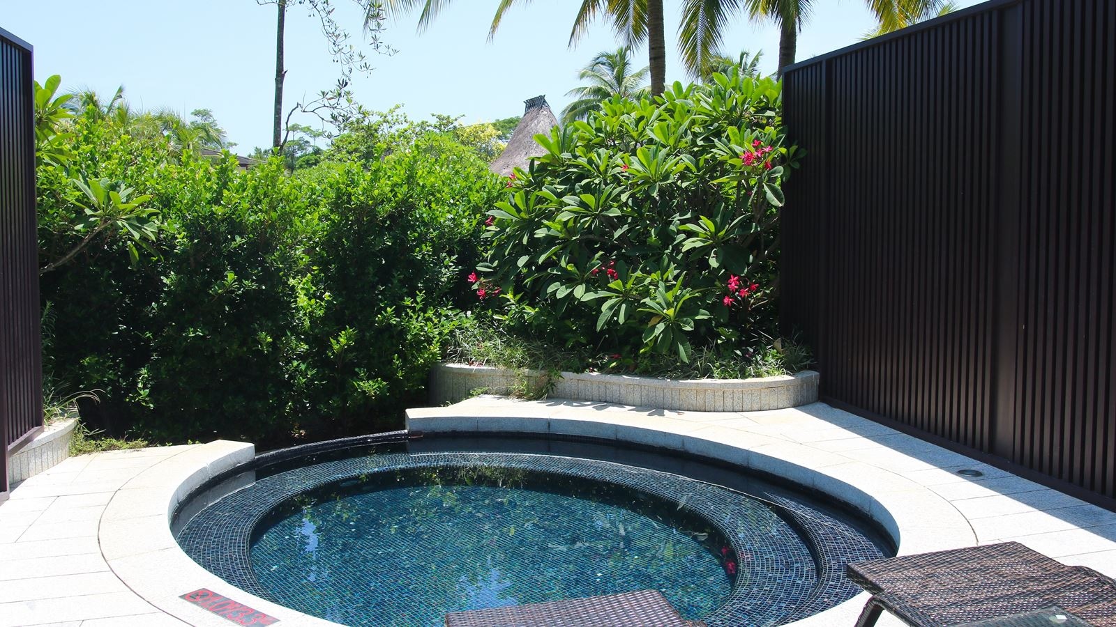 rooms-deluxe-garden-pool-room