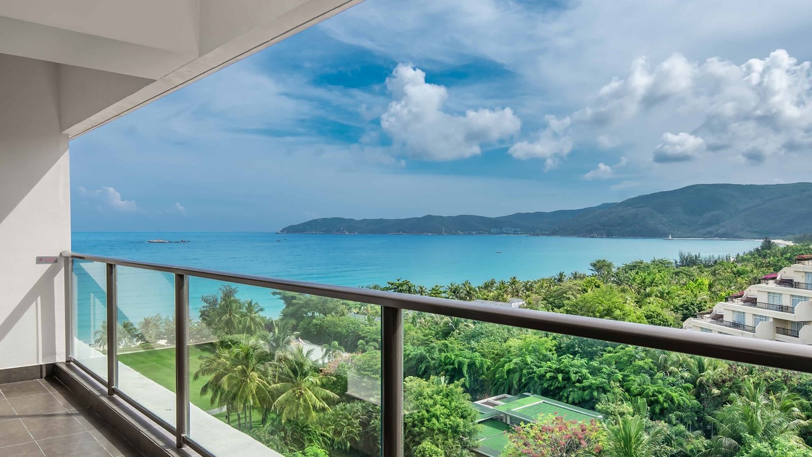 rooms-two-bedrooms-luxury-ocean-view-suite-with-living-room