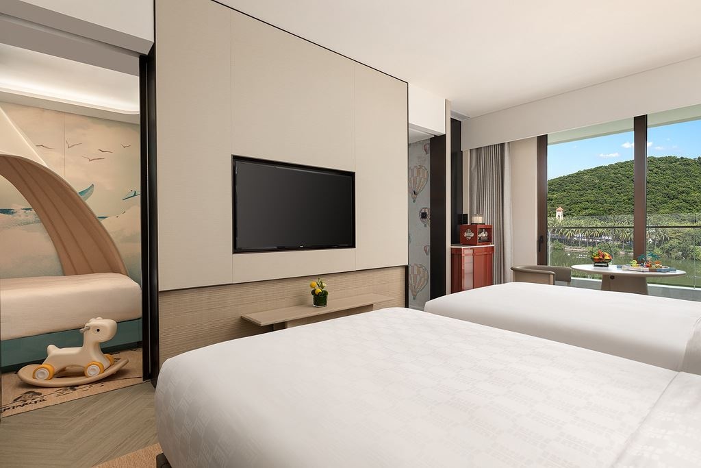 rooms-standard-lake-view-kids-theme