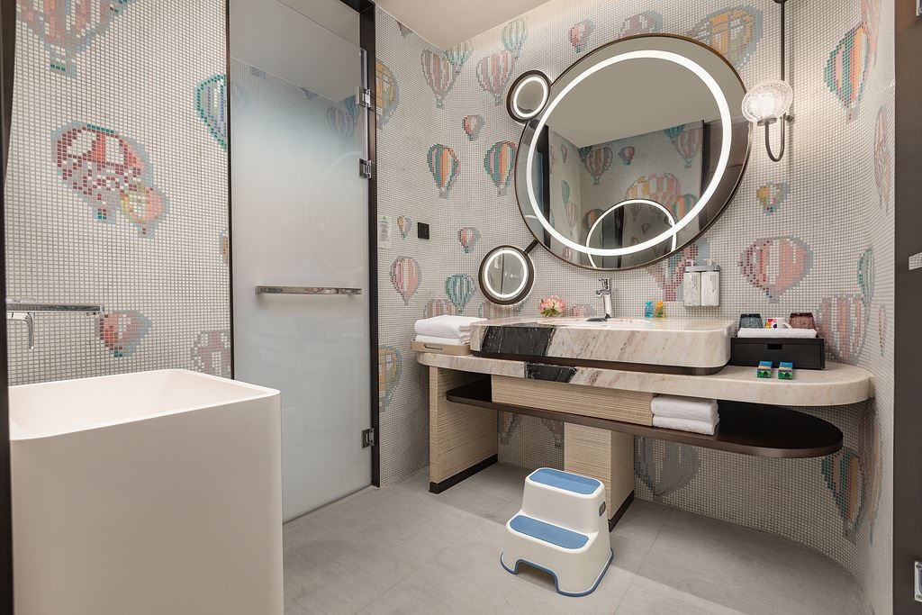 rooms-standard-lake-view-kids-theme