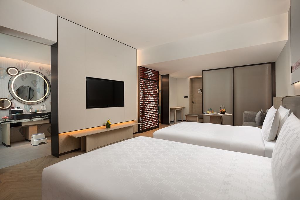 rooms-hualuxe-lake-view-family-studio
