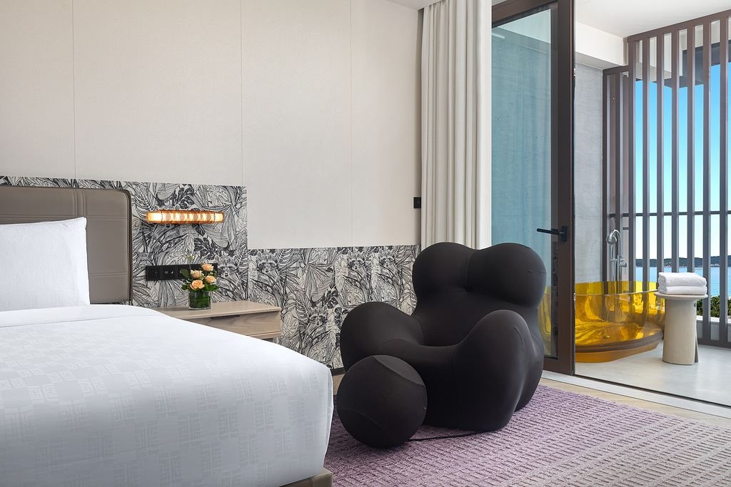 rooms-1-bedroom-suite-living-area-ocean-view