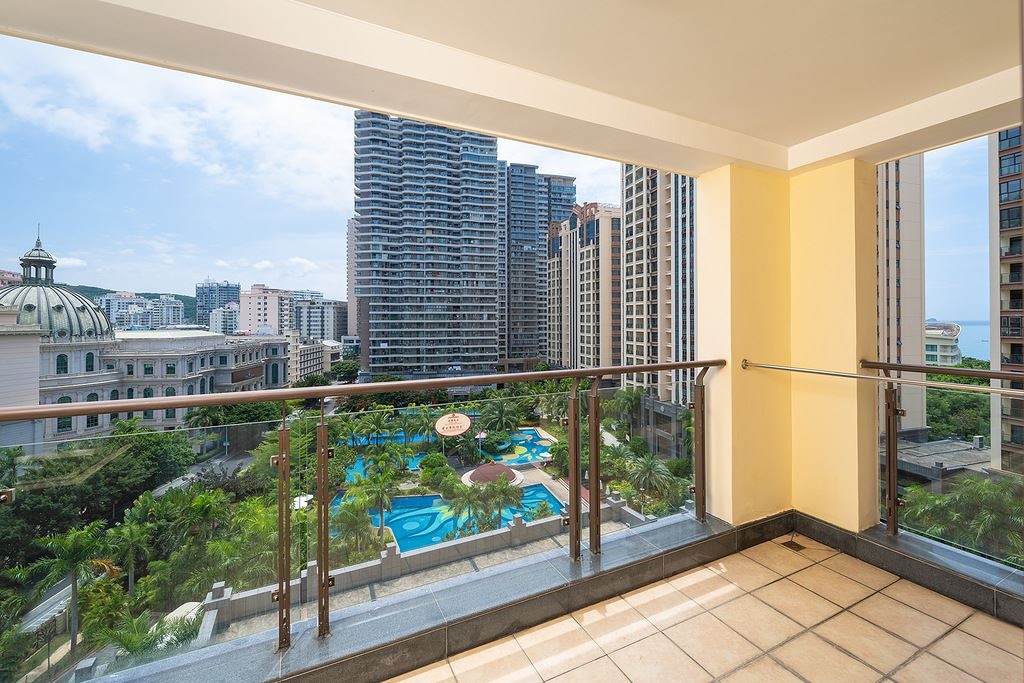 rooms-deluxe-pool-view-room