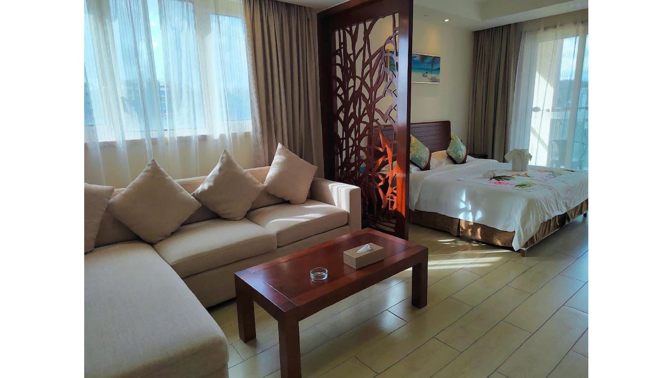 rooms-deluxe-pool-view-room