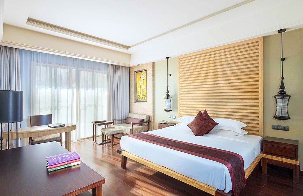 rooms-deluxe-sea-view-room-king-bed-in-building-bb