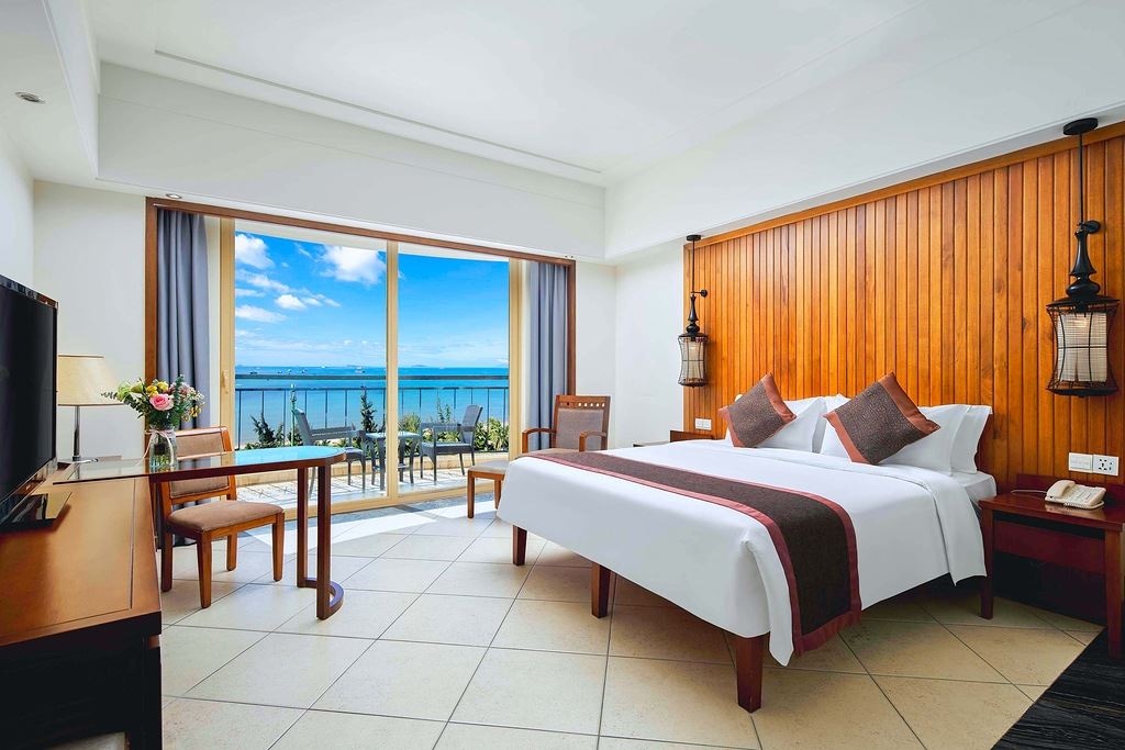 rooms-grand-sea-view-room-king-bed-in-building-aa