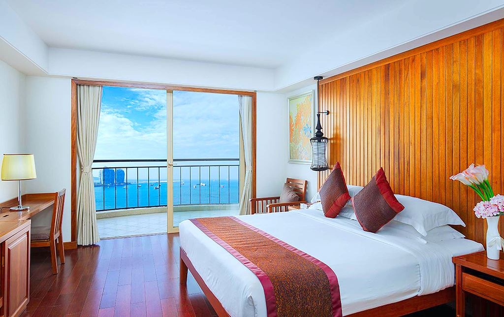 rooms-grand-sea-view-room-king-bed-in-building-aa