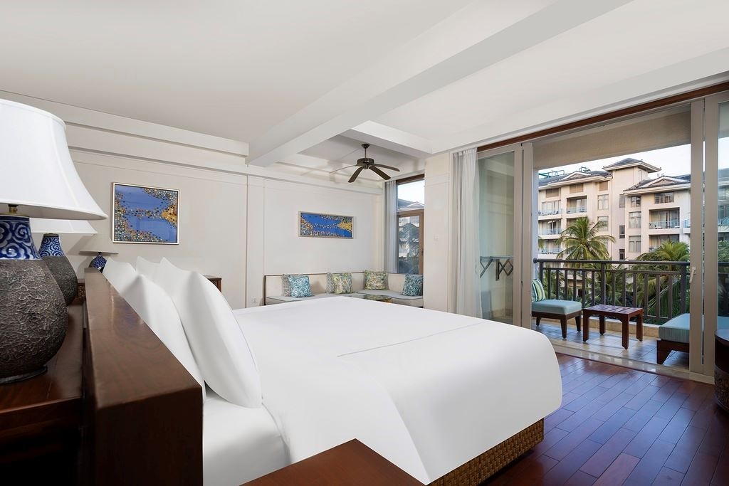 rooms-swiss-pool-view-kingtwin-bed-room