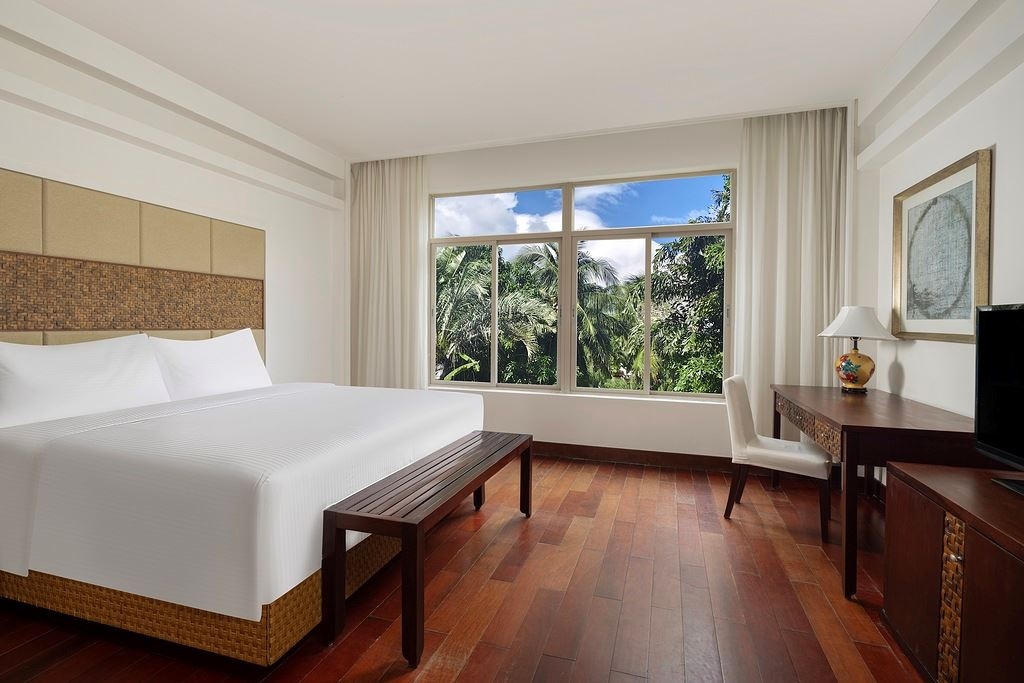 rooms-grand-mercure-deluxe-kingtwin-room-with-pool-view