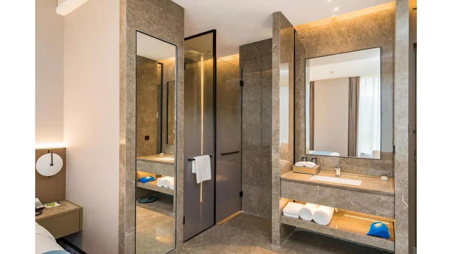 rooms-business-double--king-room-vip-building