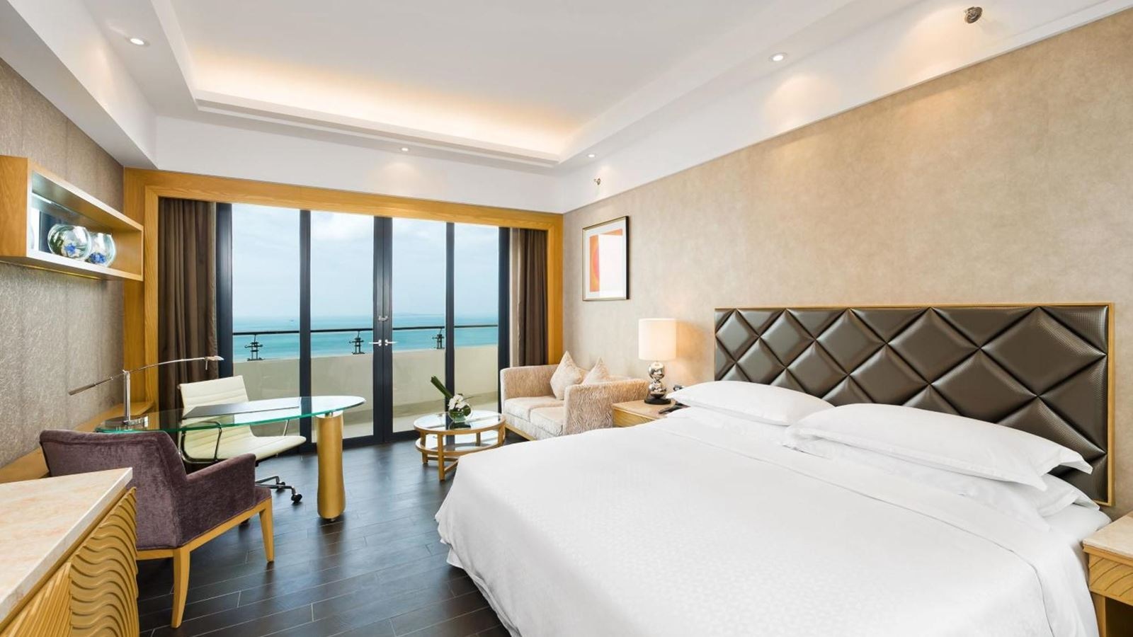 rooms-deluxe-ocean-room-king-bed-180