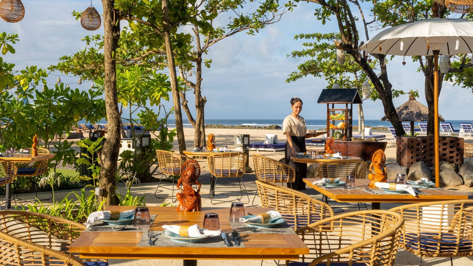 restaurants-toya-beach-bar-and-grill