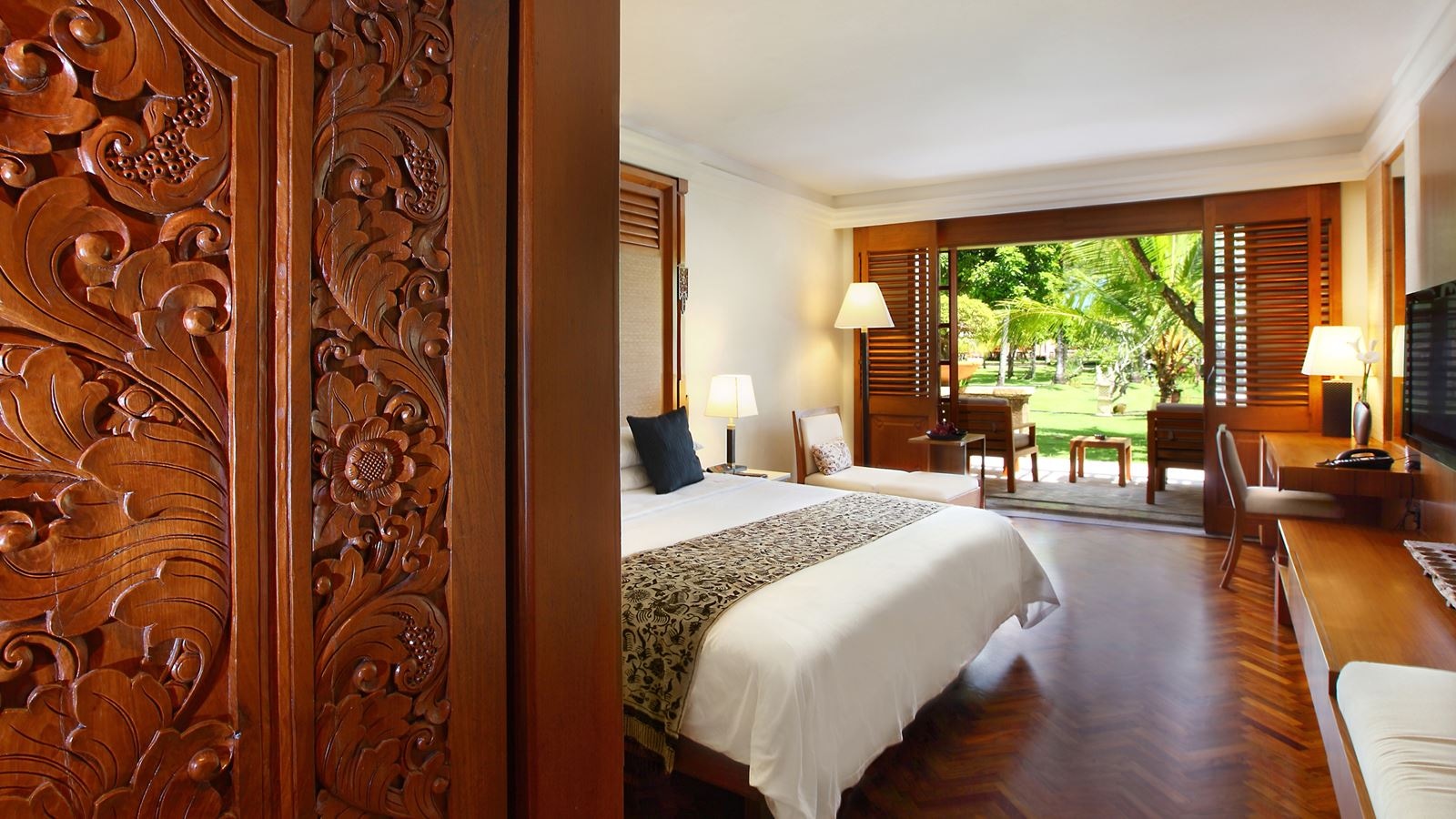 rooms-palace-club-room