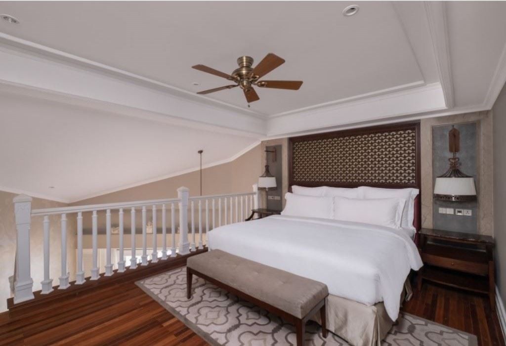 rooms-premium-mezzanine-club-lounge-access-balcony