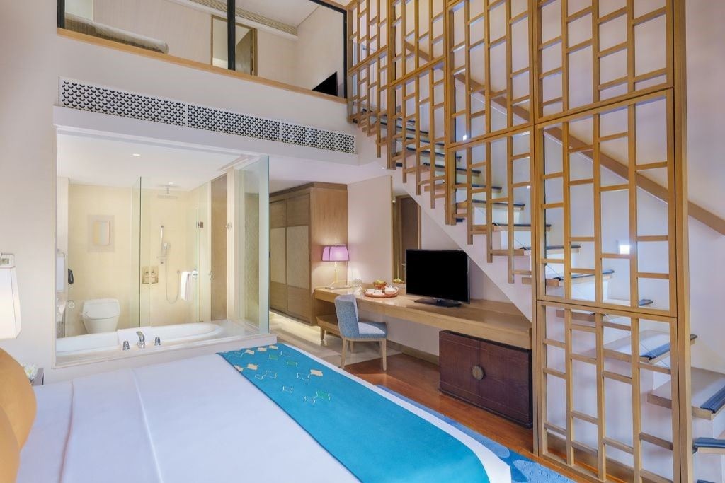 rooms-family-duplex-pool-view