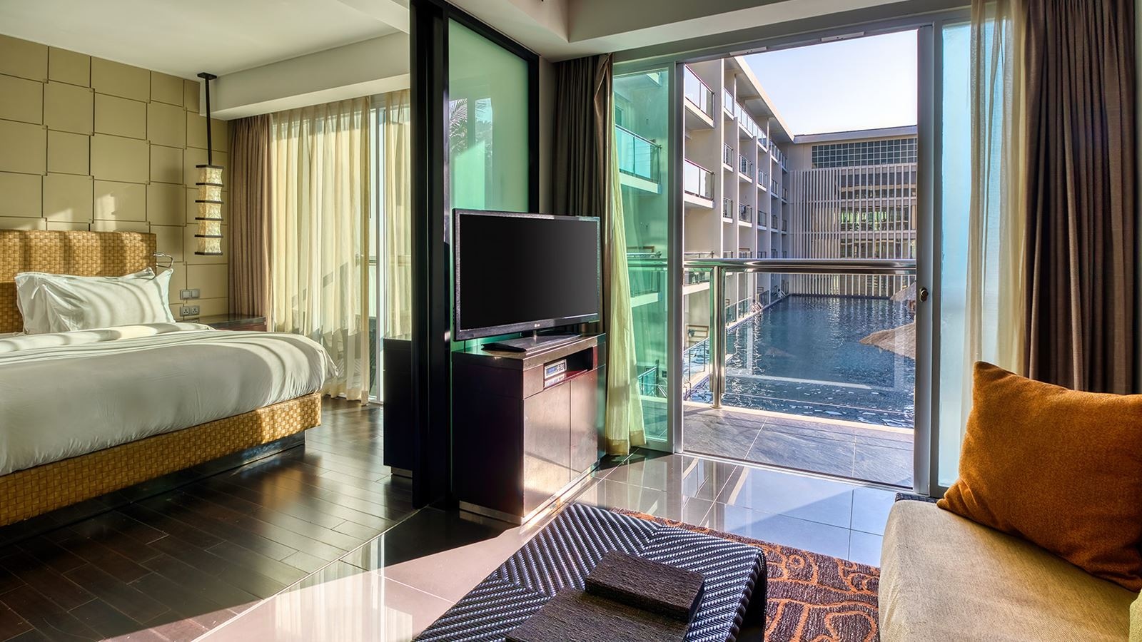 rooms-deluxe-suite-pool-view