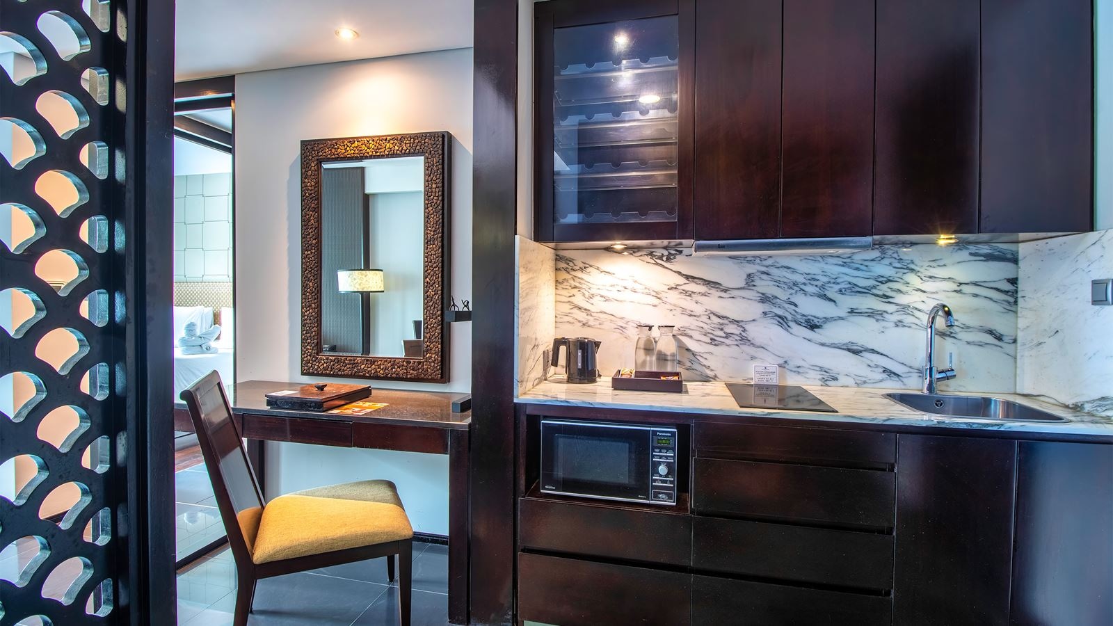 rooms-deluxe-suite-pool-view