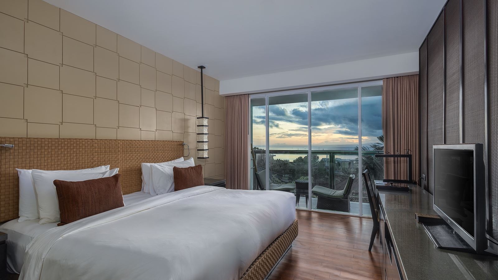 rooms-two-bedroom-suite-pool-view