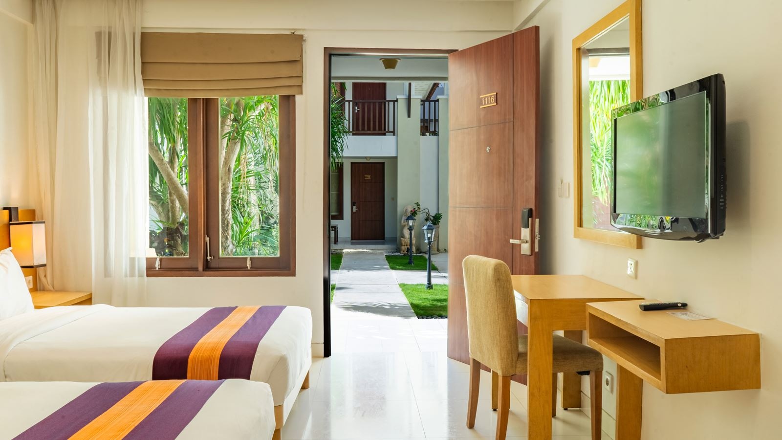 rooms-relaxing-courtyard