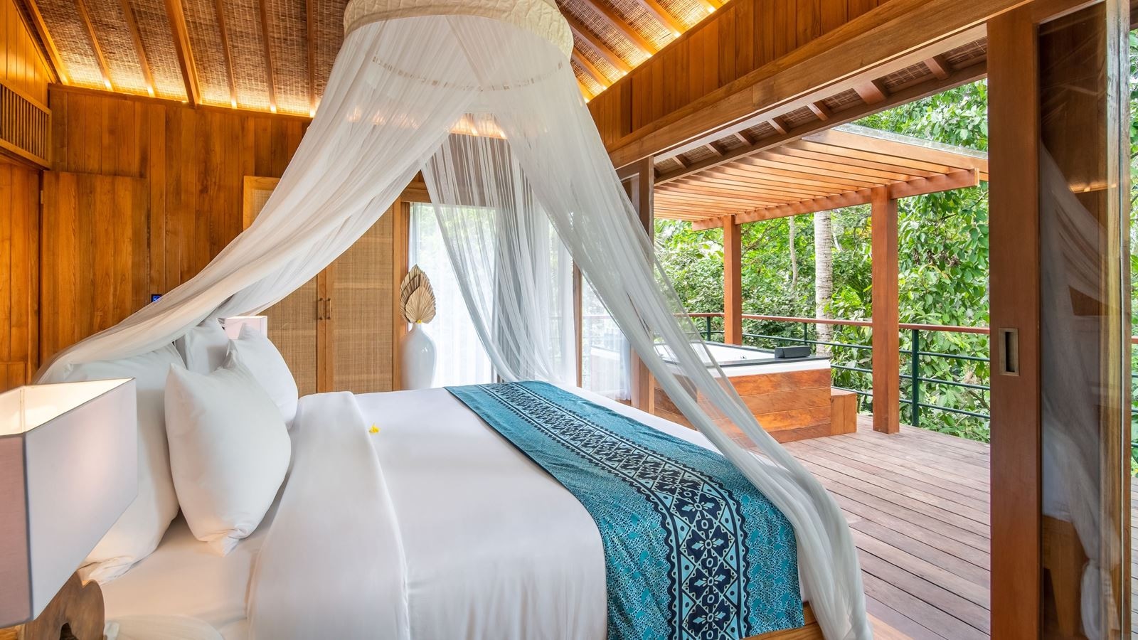 rooms-deluxe-suite-with-privare-hot-tub