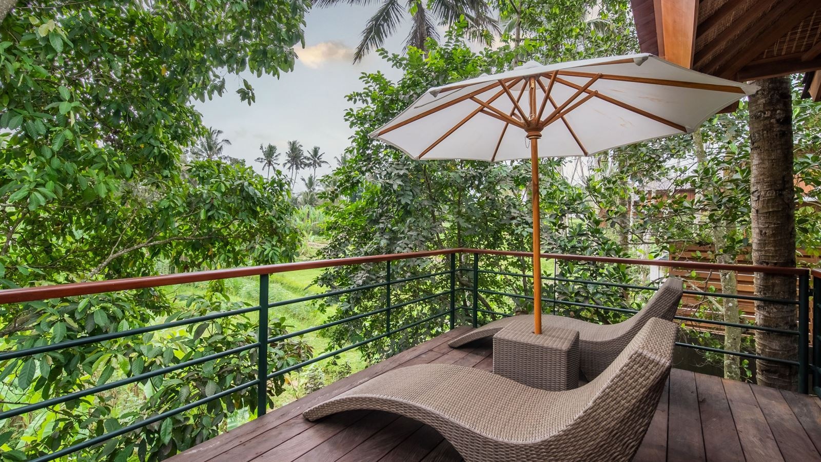 rooms-deluxe-suite-with-privare-hot-tub