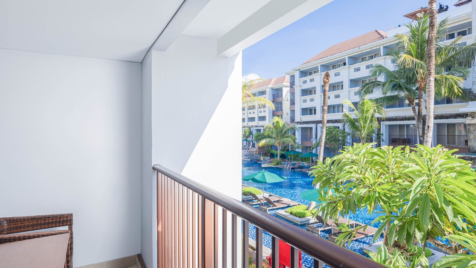 rooms-deluxe-pool-view