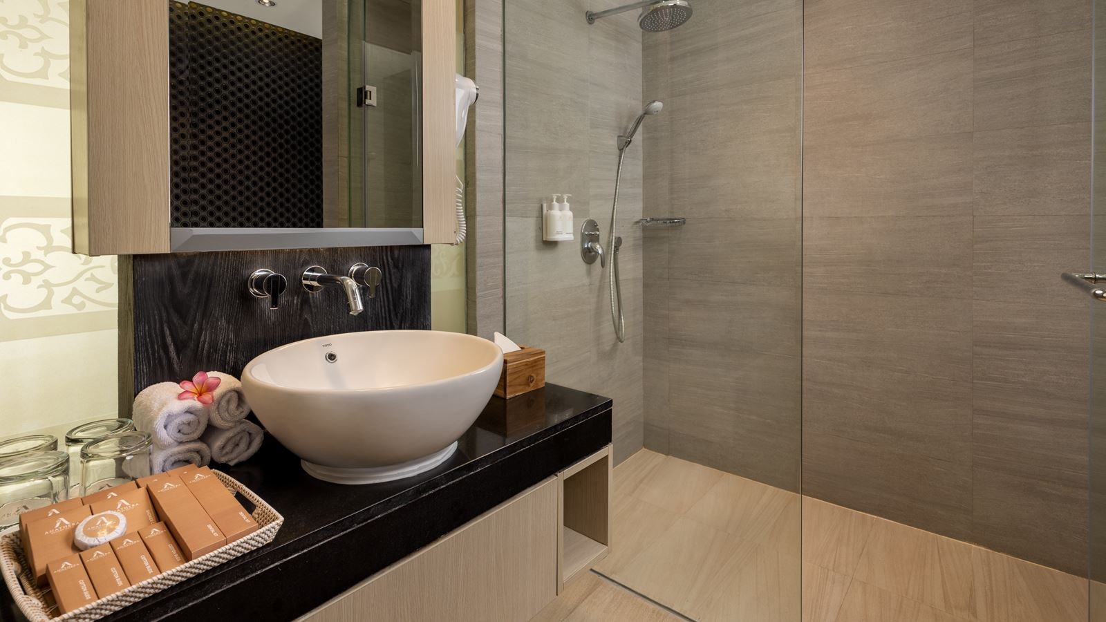 rooms-deluxe-pool-view