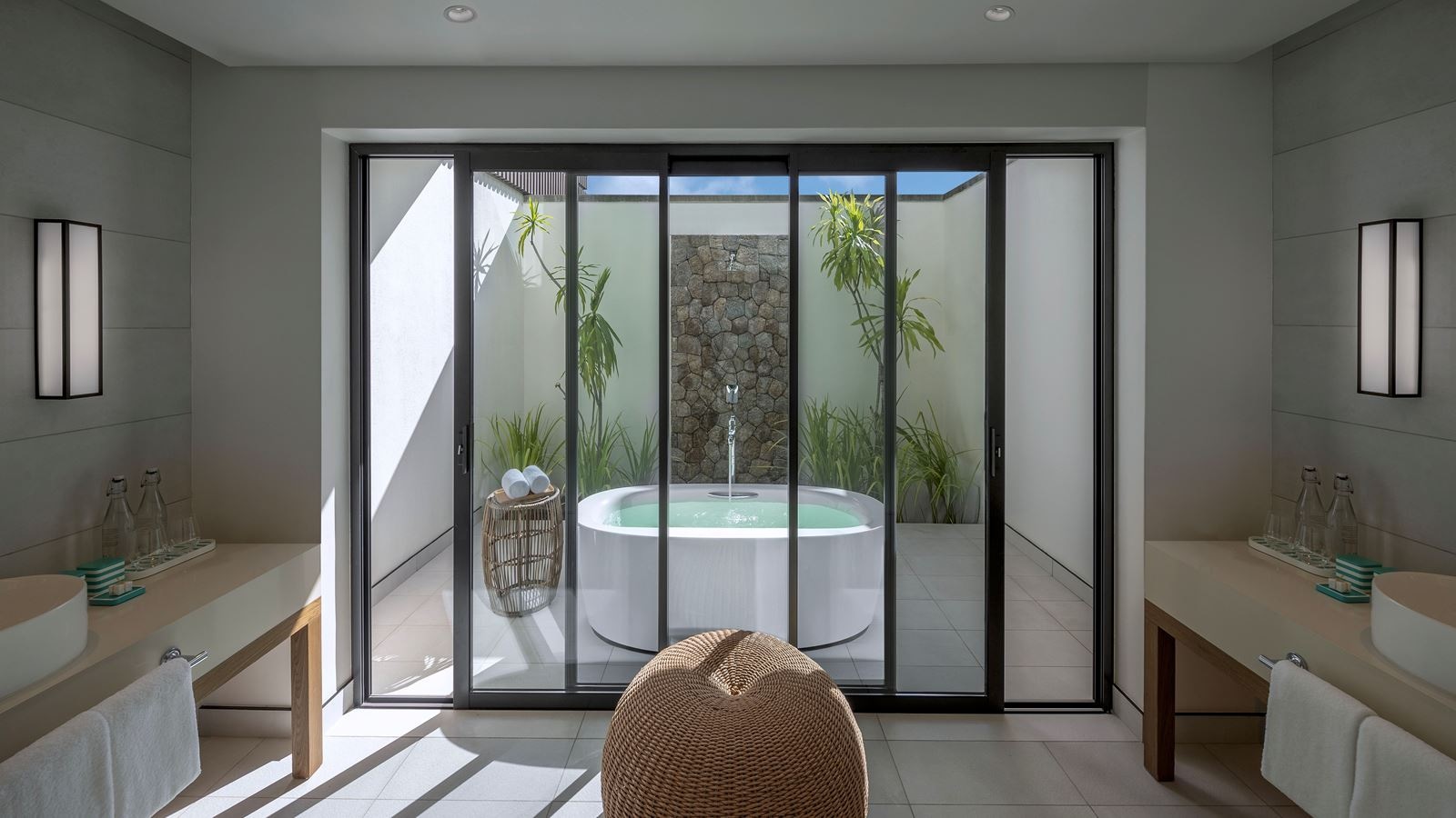 rooms-beach-view-balcony-suite