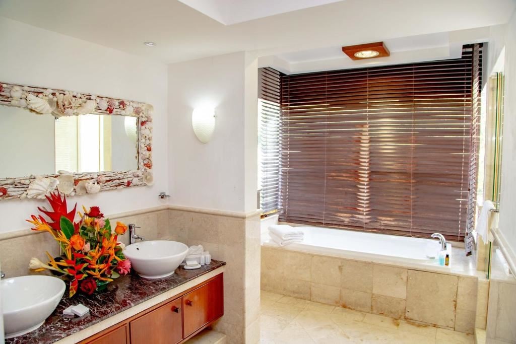 rooms-beachfront-junior-suites-with-balcony