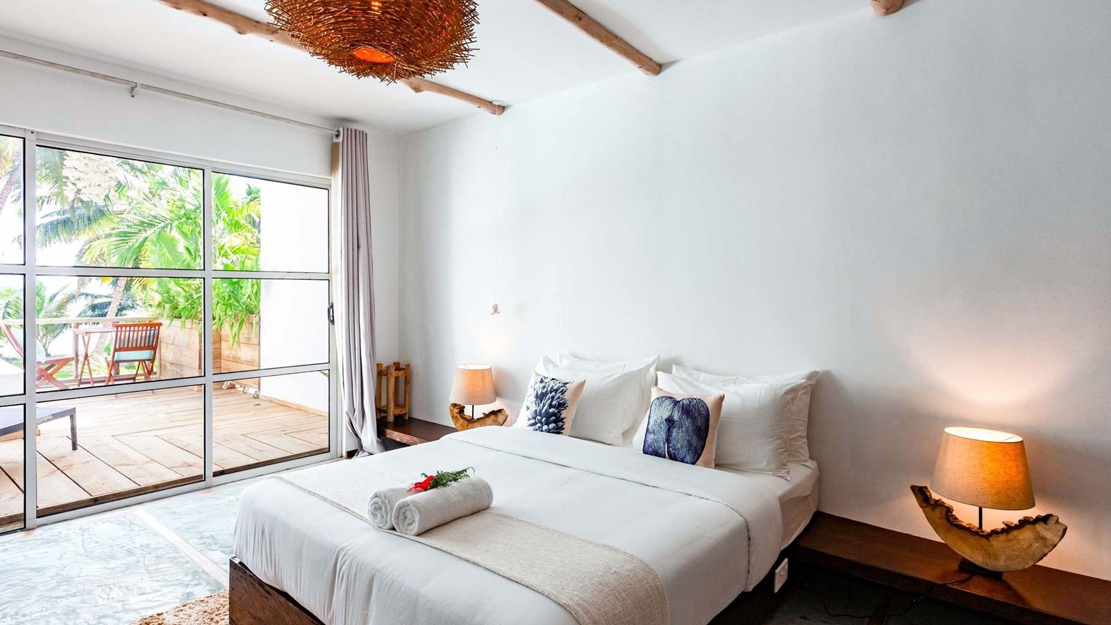 rooms-beach-house--beach-deluxe-room