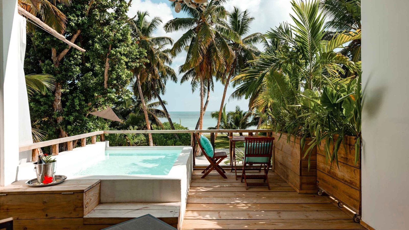 rooms-beach-house--beach-deluxe-room