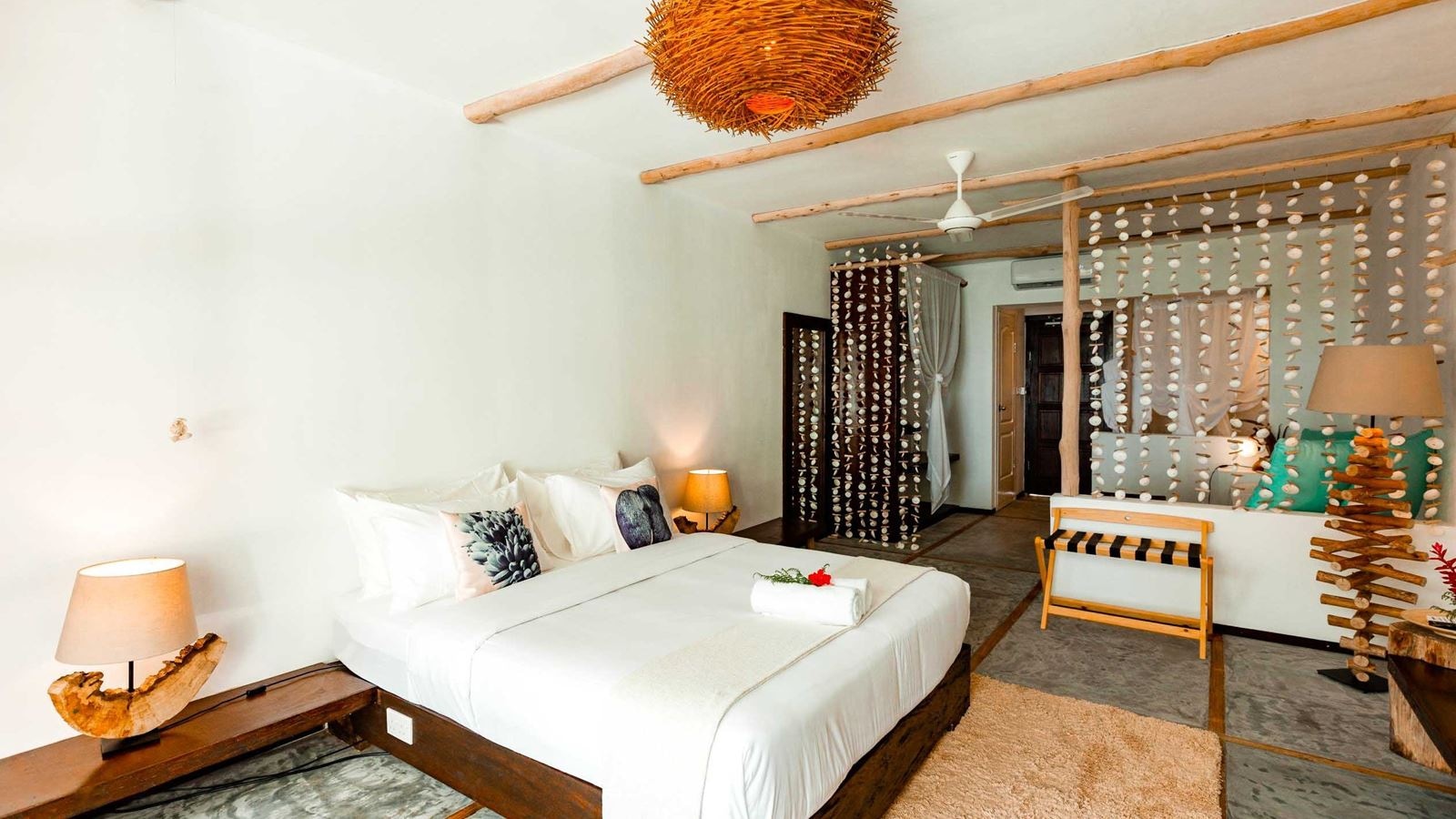 rooms-beach-house--beach-deluxe-room